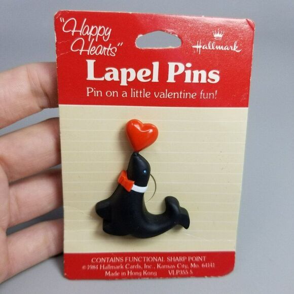Vintage Hallmark Valentine Lapel Pin 1984 NOS Seal Heart Bowtie, Happy Hearts - Picture 9 of 9